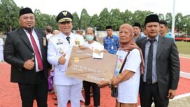 Penyerahan secara simbolis kartu lansia pada peringatan HUT Ke-80 Kemerdekaan Republik Indonesia, (17/08/25). 