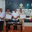 Bupati Luwu Timur, Irwan Bachri Syam saksikan (MoU) operasional dan penjualan DPO minyak goreng antara PT. Luwu Timur Gemilang (Perseroda) dengan CV. Mitra Plastik Jaya (MPJ), Rabu, (10/09/2025)