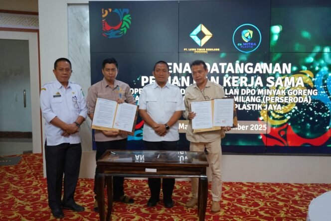 
					Bupati Luwu Timur, Irwan Bachri Syam saksikan (MoU) operasional dan penjualan DPO minyak goreng antara PT. Luwu Timur Gemilang (Perseroda) dengan CV. Mitra Plastik Jaya (MPJ), Rabu, (10/09/2025)