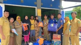 Pusdalops-PB BPBD Lutim serahkan bantuan kepada korban kebakaran di Kecamatan Wotu. 