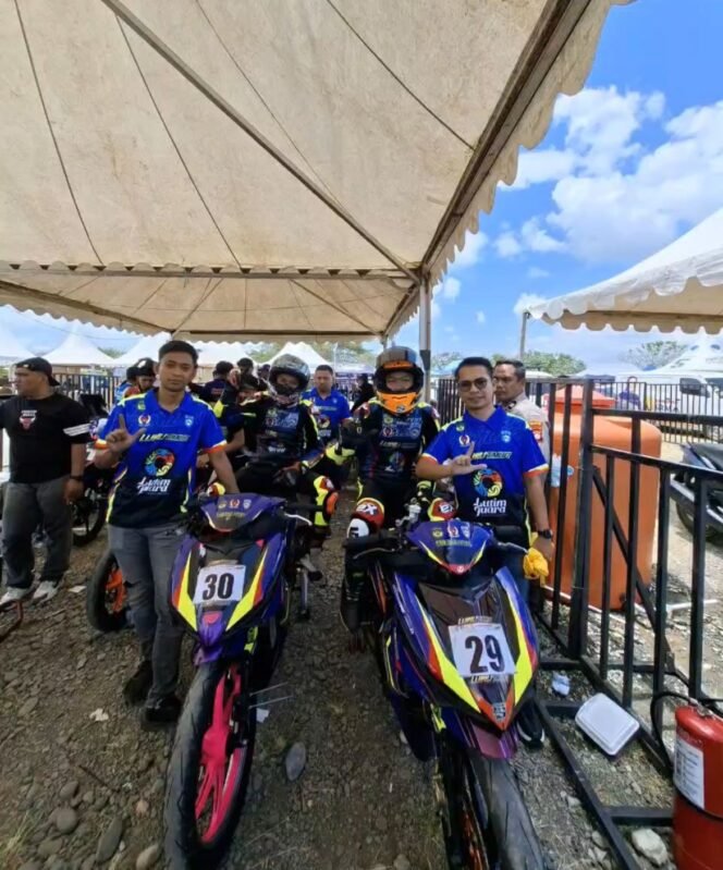 
					Ketua IMI Kabupaten Luwu Timur, Hardiansyah (kanan) mendampingi pembalapnya di ajang Pra Porprov Sulsel 2025 di Sirkuit Atakkae, Wajo, Sabtu, (06/09/2025). Foto (ist)