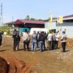 Masyarakat desa Ussu menggelar aksi demonstrasi di kantor PT PUL, Selasa, (16/09/2025)