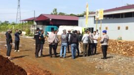 Masyarakat desa Ussu menggelar aksi demonstrasi di kantor PT PUL, Selasa, (16/09/2025)