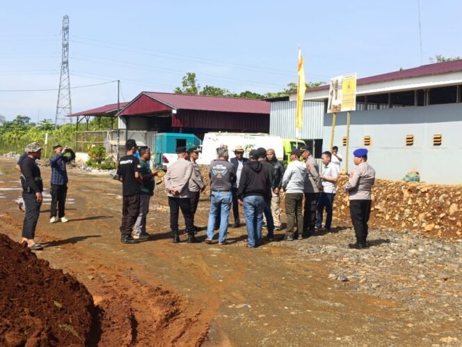
					Masyarakat desa Ussu menggelar aksi demonstrasi di kantor PT PUL, Selasa, (16/09/2025)