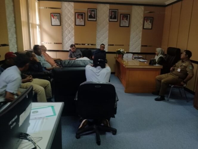 
					Dialog Aliansi Masyarakat Lutim bersama Wakil Ketua II DPRD Lutim, Harisa Suharjo, Senin, (22/09/2025). 