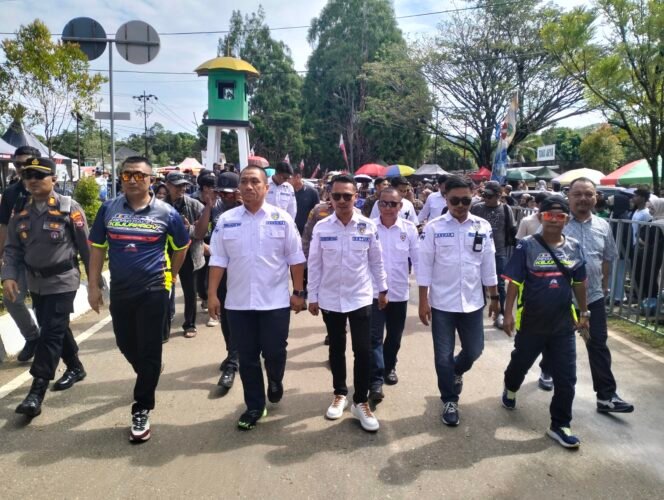 
					Bupati Luwu Timur, Irwan Bachri Syam didampingi Ketua IMI Kabupaten Luwu Timur Hardiansyah (kacamata sebelah kanan Bupati) saat menghadiri pembukaan acara Bupati Cup, 31 Mei 2025