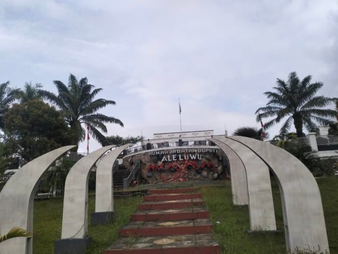 
					Kondisi Rujab Bupati Lutim. Atap sudah terbongkar, 23 Agustus 2025