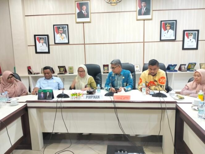 
					Wakil Ketua II DPRD Lutim, Harisa Suhardjo (ketiga kiri) menyampaikan hasil RDP kepada awak media , Kamis, (04/09/2025)