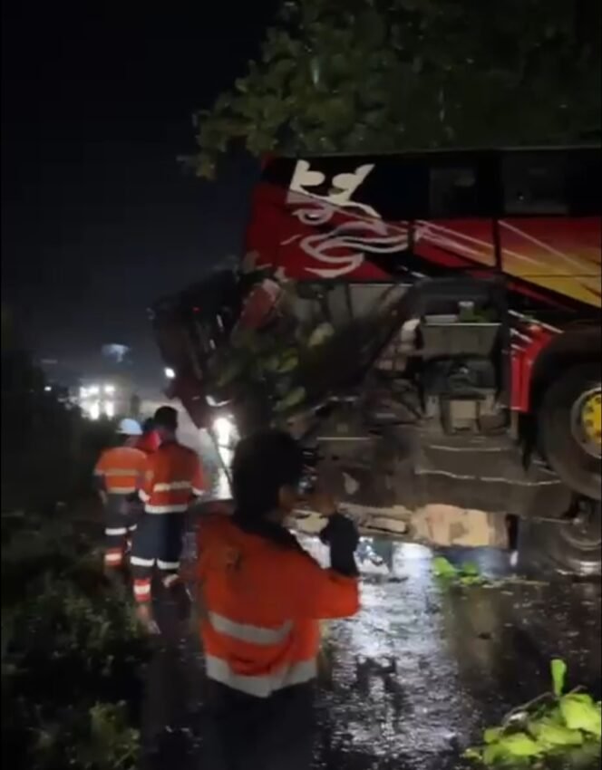
					Bus Bintang Zahira kecelakaan. Karyawan PT GVK ikut evakuasi korban, Jum'at, 26/09/2025