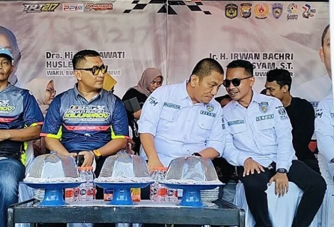 
					Ketua IMI Kabupaten Luwu Timur, Hardiansyah (kacamata hitam) berbincang dengan Bupati Luwu Timur, Irwan Bachri Syam saat pembukaan balapan Bupati Cup seri II , (31/05/25)