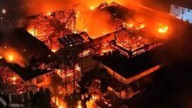 Gedung DPRD Makassar saat terbakar pada 29 Agustus 2025 malam.