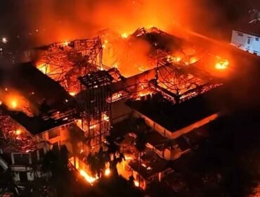 Gedung DPRD Makassar saat terbakar pada 29 Agustus 2025 malam.
