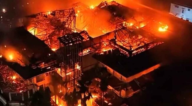 Gedung DPRD Makassar saat terbakar pada 29 Agustus 2025 malam.