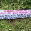 Spanduk penolakan warga ke PT IHIP
