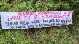 Spanduk penolakan warga ke PT IHIP
