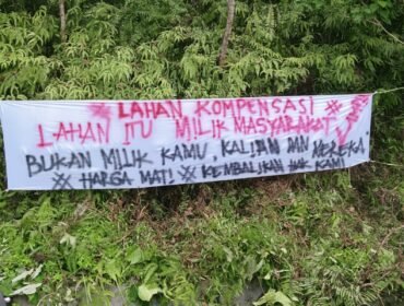 Spanduk penolakan warga ke PT IHIP