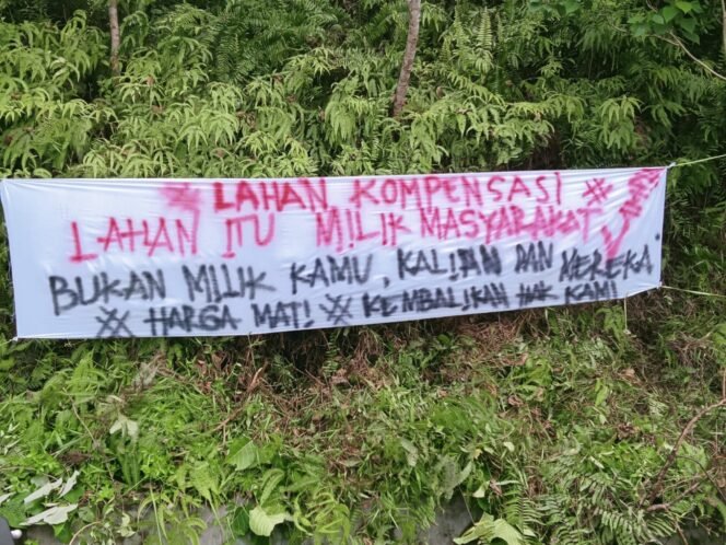 
					Spanduk penolakan warga ke PT IHIP