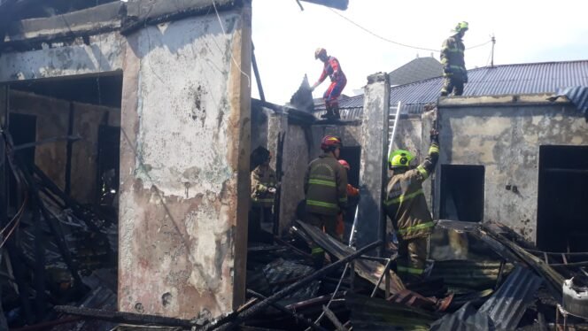 
					Petaka Warung Coto, Gas Meleduk Empat Petak Bangunan Hangus