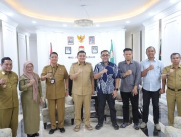 Wali Kota Makassar, Munafri Arifuddin, beserta jajarannya usai rapat koordinasi pencegahan paham radikal di tengah-tengah masyarakat bersama tim Densus 88 Sulsel