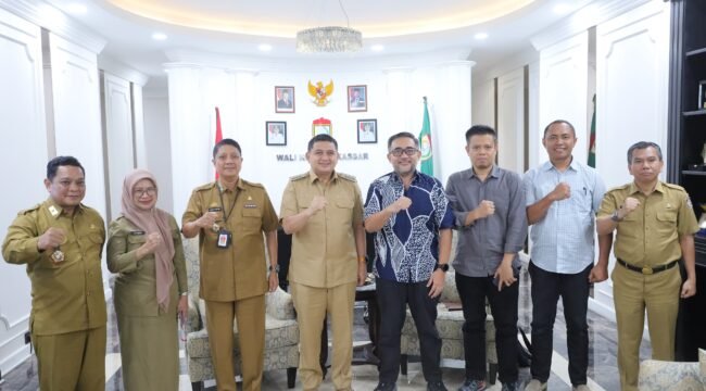 Wali Kota Makassar, Munafri Arifuddin, beserta jajarannya usai rapat koordinasi pencegahan paham radikal di tengah-tengah masyarakat bersama tim Densus 88 Sulsel