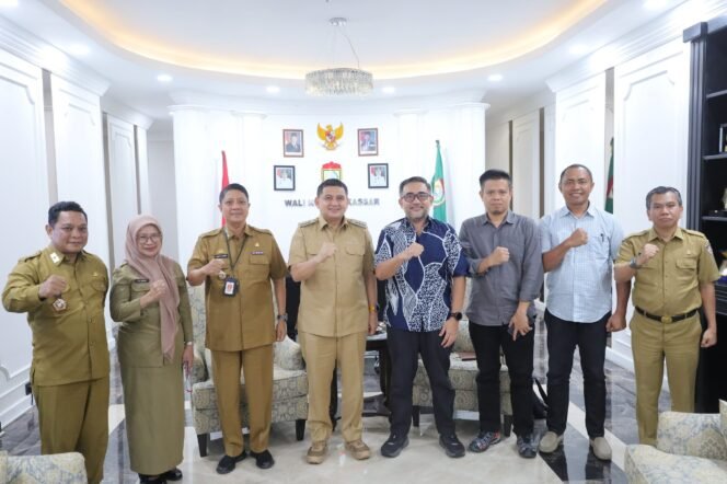 
					Wali Kota Makassar, Munafri Arifuddin, beserta jajarannya usai rapat koordinasi pencegahan paham radikal di tengah-tengah masyarakat bersama tim Densus 88 Sulsel