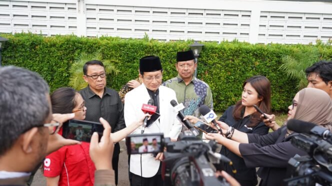 
					Menteri Agama RI, Nasaruddin Umar, saat memberikan keterangan pers terkait narasi negatif terhadap pondok pesantren.