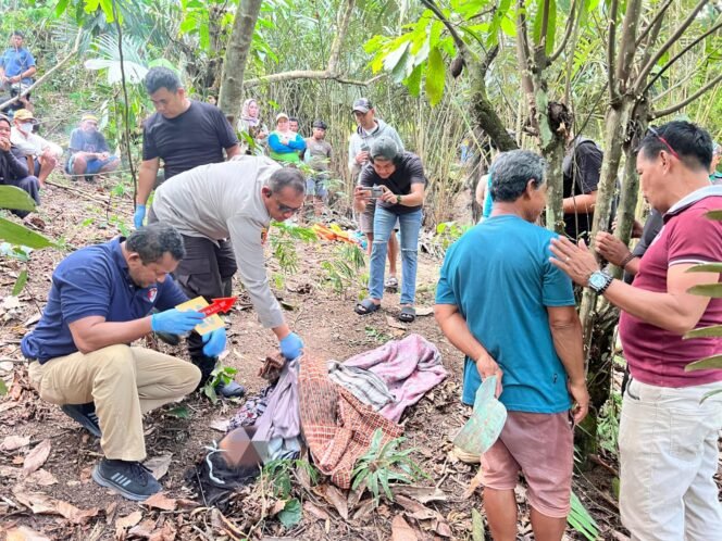 
					Penemuan jasad perempuan yang tergantung di area perkebunan dekat hutan menggegerkan warga