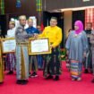 Pemkot Makassar berhasil meraih tiga penghargaan sekaligus, dalam momentum HUT Sulsel ke-356.