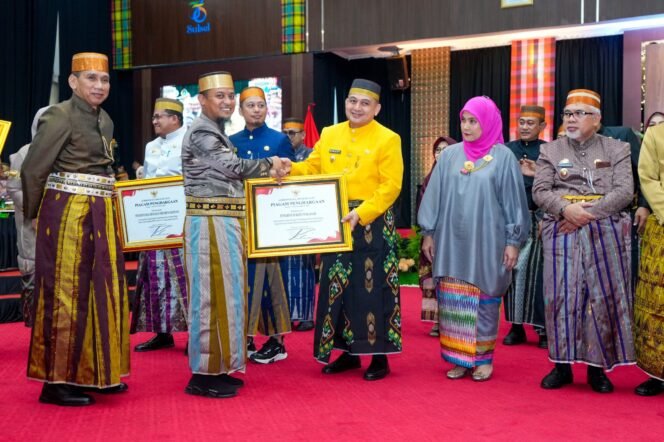 
					Pemkot Makassar berhasil meraih tiga penghargaan sekaligus, dalam momentum HUT Sulsel ke-356.