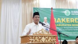 Pengurus MUI Suylsel, Prof Arfin, saat menyampaikan sambutan dalam Rakerda MUI Kabupaten Bone.