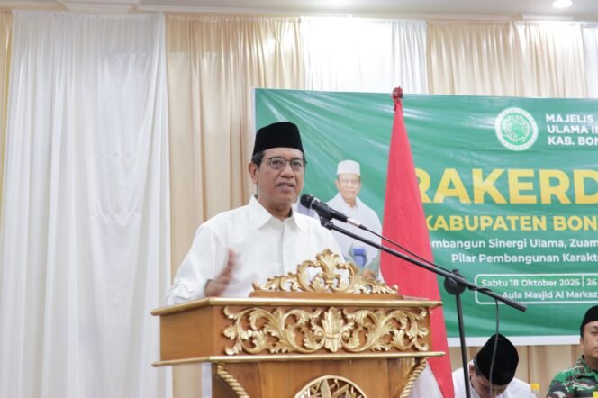 
					Pengurus MUI Suylsel, Prof Arfin, saat menyampaikan sambutan dalam Rakerda MUI Kabupaten Bone.
