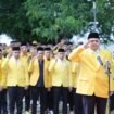 Ketua DPD II Golkar Makassar, saat memimpin upacara penghormatan di Taman Makam Pahlawan Panaikang, Kota Makassar, Senin (20/10/2025)