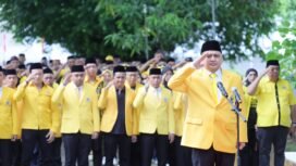 Ketua DPD II Golkar Makassar, saat memimpin upacara penghormatan di Taman Makam Pahlawan Panaikang, Kota Makassar, Senin (20/10/2025)