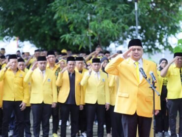 Ketua DPD II Golkar Makassar, saat memimpin upacara penghormatan di Taman Makam Pahlawan Panaikang, Kota Makassar, Senin (20/10/2025)
