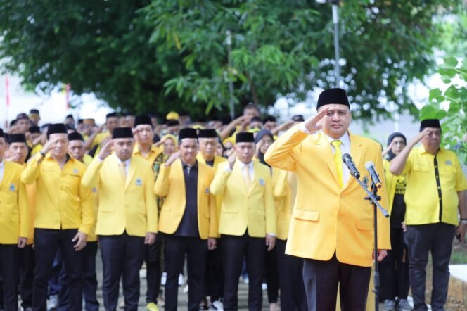 
					Ketua DPD II Golkar Makassar, saat memimpin upacara penghormatan di Taman Makam Pahlawan Panaikang, Kota Makassar, Senin (20/10/2025)