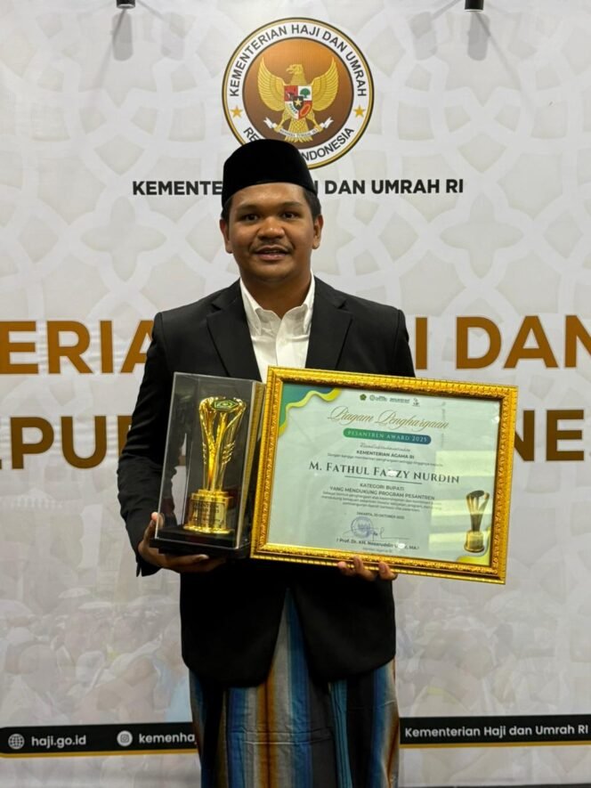 
					Bpati Bantaeng, M Fathul Fauzy Nurdin, usai menerima penghargaan dalam Pesantren Award Kemenag RI.