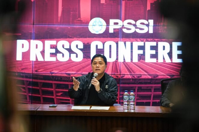 
					Ketua Umum PSSI, Erick Thohir, saat memberikan keterangan mengenai pelatih baru Timnas Indonesia kepada awak media, Jumat (24/10/2025)./IST