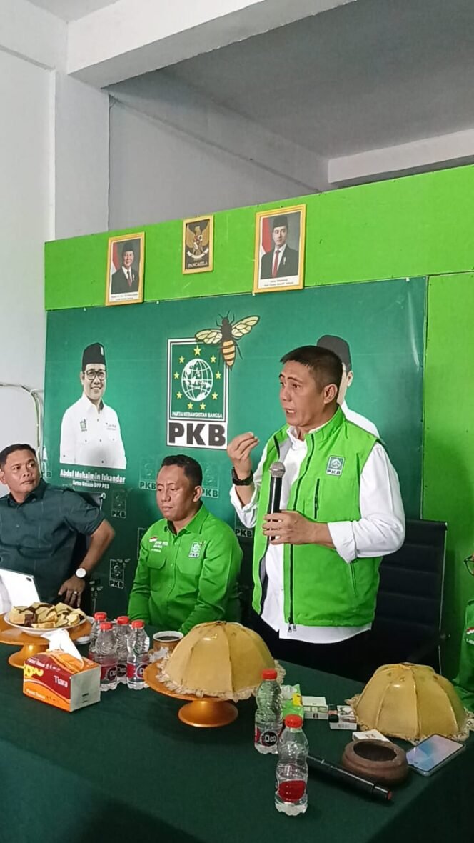 
					Anggota DPR RI fraksi PKB, Deng Ical, saat memberikan arahan dalam rapat koordinasi di DPC PKB Takalar.