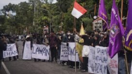 Massa aksi yang tergabung dalam Antaraksi Sulsel menolak praperadilan oknum dosen plaku pelecehan seksual sesama jenis di FISH UNM