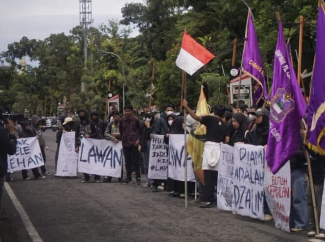 
					Massa aksi yang tergabung dalam Antaraksi Sulsel menolak praperadilan oknum dosen plaku pelecehan seksual sesama jenis di FISH UNM