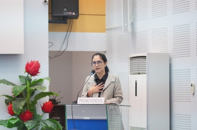 
					Andi Widya Warsa Syadzwina, saat menjalani sidang promosi doktor di bidang ilmu komunikasi olahraga sepak bola, di kampus Pascasarjana Unha.