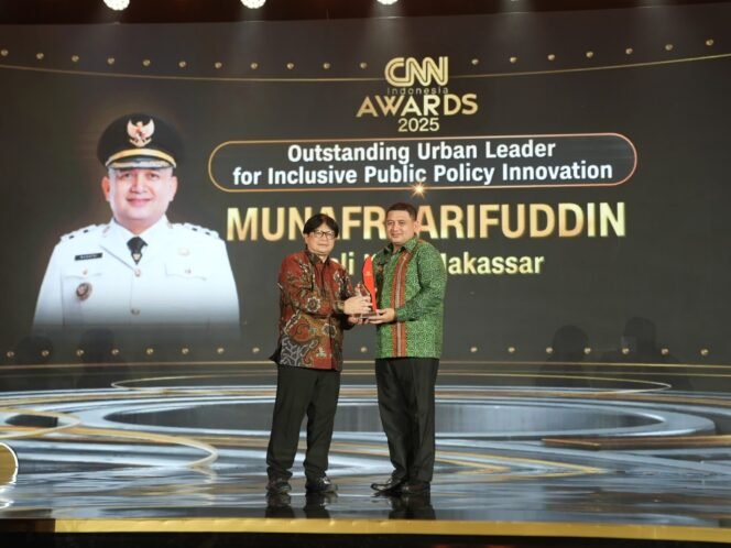 
					Wali Kota Makassar Munafri Arifuddin, saat menerima penghargaan dalam CNN Award 2025 di Jakarta, Jumat (31/10/2025)