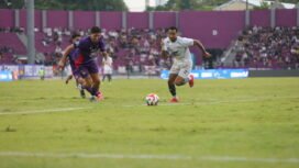 Pemain PSM Makassar dan Persik Kediri adu kecepatan daam berebut bola.