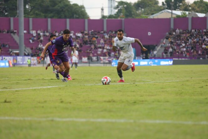 
					Pemain PSM Makassar dan Persik Kediri adu kecepatan daam berebut bola.