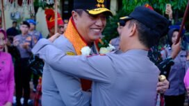 Momen Irjen Pol Djuhandani berjabat tangan dan berpelukan dengan irjen Pol Rusdi Hartono di Mapolda Sulsel, Selasa, (03/11/2025)