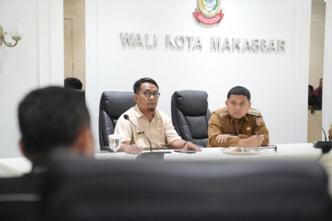 
					Wali Kota Makassar dan Dirut Perumda Pasar Makassar Raya, saat memimpin rapat koordinasi penanganan sengketa lahan Pasar Pannampu, Senin (03/11/2025)