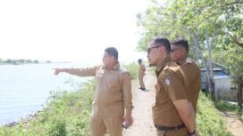 Wali Kota Makassar, Munafri Arifuddin, saat meninjau lokasi rencana pembebasan lahan untuk pembangunan Jembatan barombong, Senin (04/11/2025)