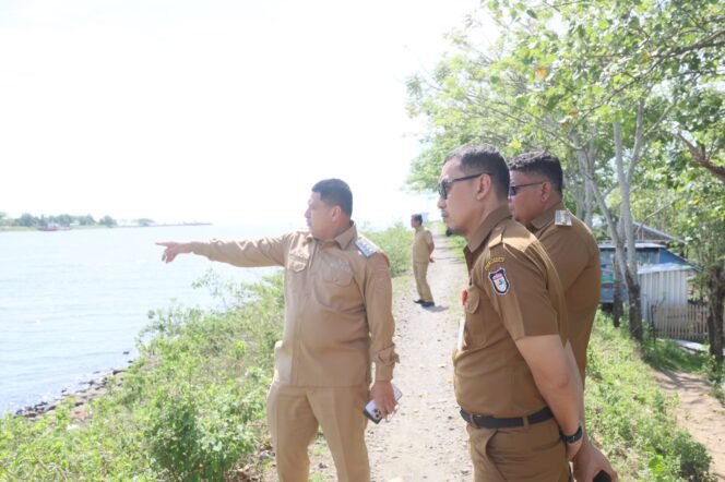 
					Wali Kota Makassar, Munafri Arifuddin, saat meninjau lokasi rencana pembebasan lahan untuk pembangunan Jembatan barombong, Senin (04/11/2025)