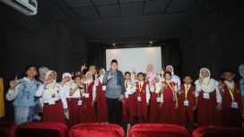 Wali Kota Makassar, Munafri Arifuddin, bersama murid SD di Kota Makassar saat launching kurikulum muatan lok.