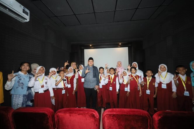 
					Wali Kota Makassar, Munafri Arifuddin, bersama murid SD di Kota Makassar saat launching kurikulum muatan lok.